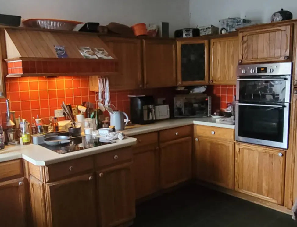 Before visualisation of a traditional L-shaped kitchen featuring outdated, medium-oak solid wood kitchen cabinet doors with raised panels