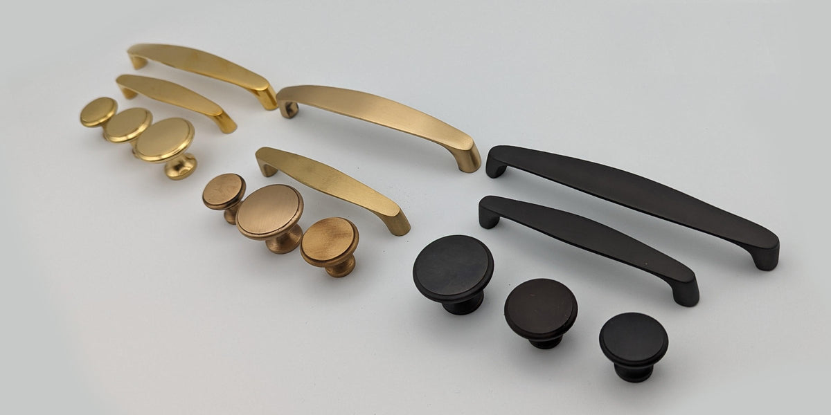Kitchen knobs and bow handles in brass, bronze and black