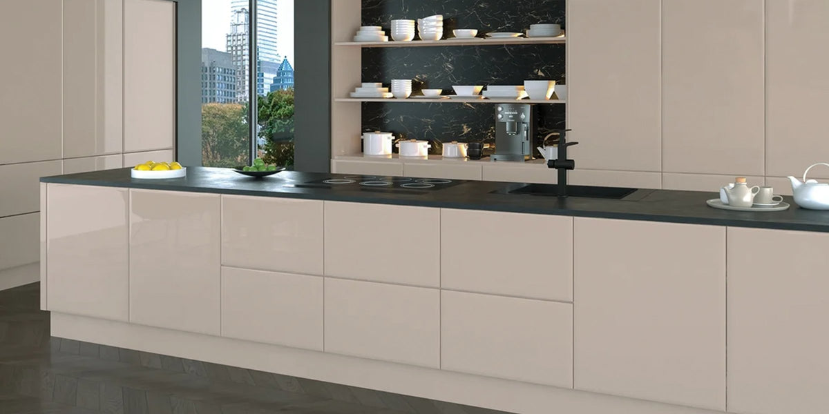 Kitchen with flat slab doors in a cashmere gloss