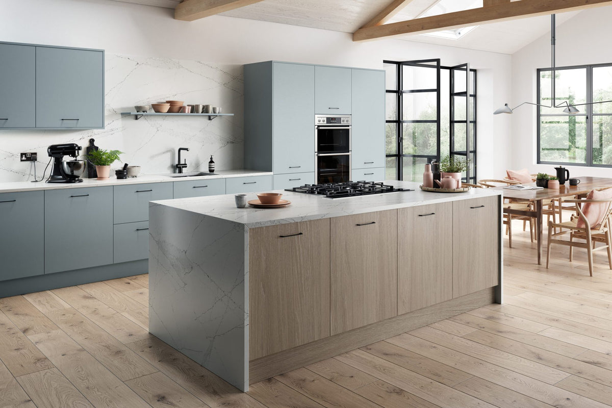 Kitchen with Venice Supermatt Mood Grey and Urban Oak doors